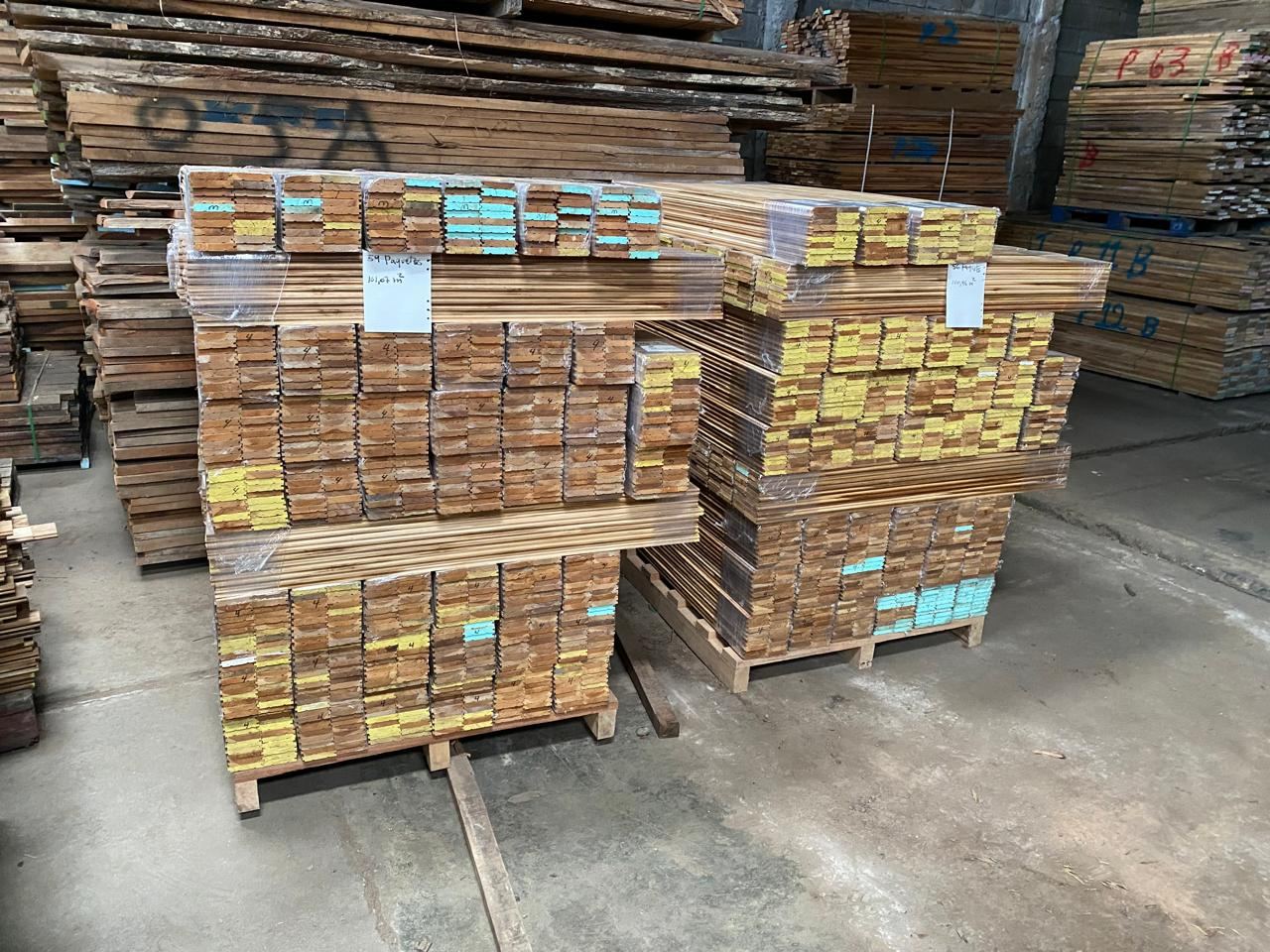 Kiln-dried boards bundled and palletized for container